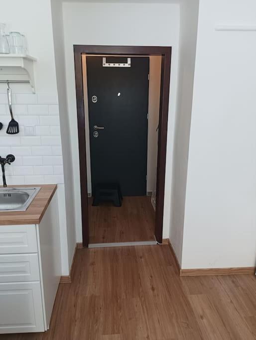 New Modern Studio In 3 * Praga